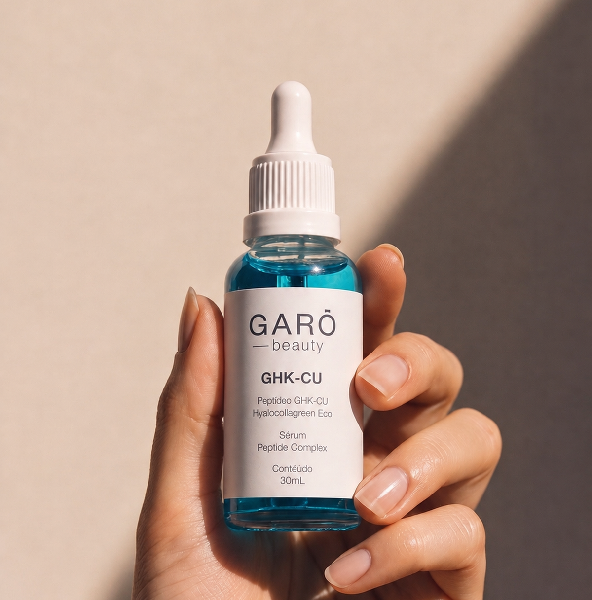 GHK-CU Sérum na mão